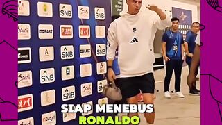 Wah, rumor panas nih! ???? Cristiano Ronaldo dikabarkan absen dari sesi latihan Al-Nassr karena kurang puas dengan kebijakan transfer di Arab Saudi.