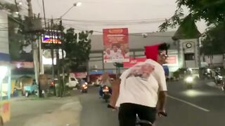 wkwkwk banyak gaya sih