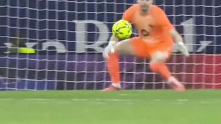 Aksi cepat diperlihatkan oleh Joan García dalam sebuah situasi genting di pertandingan.