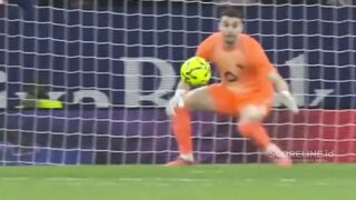 Aksi cepat diperlihatkan oleh Joan García dalam sebuah situasi genting di pertandingan. 2