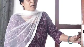 किस किस को चाहिए ऐसी बीवी ???????? #comedy #funny #ytshorts #shorts #youtube #viral #reels