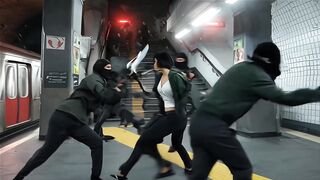 A mestre ninja se defendendo do ninjas do mal