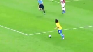 Kadang sepak bola gak selalu tentang umpan rumit atau skema ribet