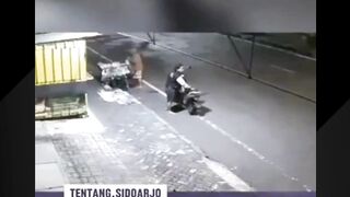 Detik-detik kecelakaan maut yg melibatkan 1 mobil, 1 motor