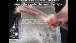 Disuruh emak nyapu halaman.