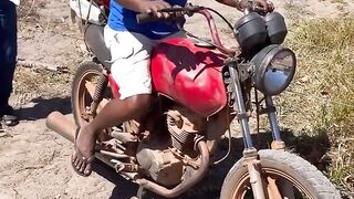 Tiringa ensinando toe a andar de moto