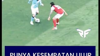 ???????? Fakta bahwa Rayan Cherki bisa saja membawa bola ke pojok lapangan tiang bendera untuk mengulur waktu