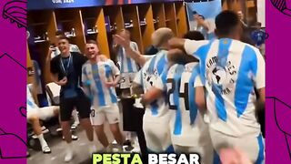 Beda kelas! ???? Saat yang lain merayakan dengan alkohol, Cristiano Ronaldo memilih tetap sehat dengan air putih. Definisi profesionalisme sejati!