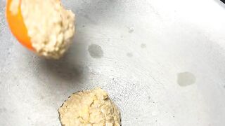 Siapa nih yang nggak bisa tahan kalau liat bumbu seblak yang merah membara begini? ????