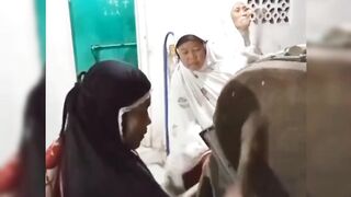 The mothers and mothers went down the mountain