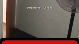 Seorang wanita yang sedang sendirian di rumah merekam suasana lorong sempit di dekat tangga