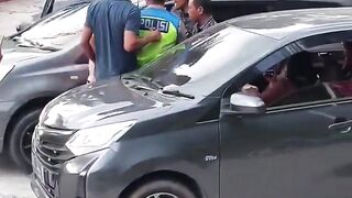 Cekcok Antara Pengemudi Mobil dan Pria Berkaos PDL Cokelat, Polisi Turun Tangan Lerai Ketegangan