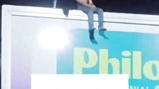 Di duga stress seorang pria memanjat papan reklame di tangerang