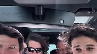 مجموعة من الشباب  بدون زواج رغم كبر السن