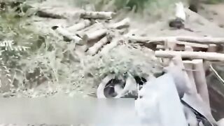 MOMEN KETIKA TENTARA RUSIA TIDAK SENGAJA MENGINJAK RANJAU !!