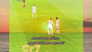 Ronaldo sepertinya gak akan mau ambil tendangan bebas dengan orang ini lagi.
