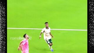 Sergio Busquets membuat pemain salah arah dengan gerakan badan dan timing