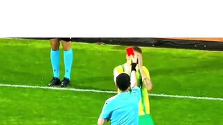 Ini adalah kartu merah paling legit yang pernah saya lihat di sepak bola!! Dan dia juga protes????????????