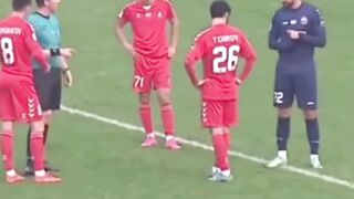 Kartu merah adalah hukuman tertinggi dalam sepak bola.