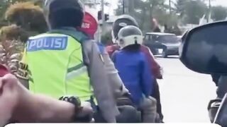 Seorang pria menegur Polisi yang merokok di jalan