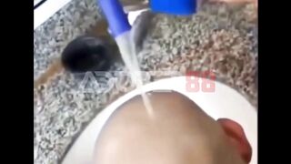 Udah tau botak masih aja dipakein sampo.