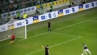 Terkadang dalam sepak bola, seorang penendang penalti mengejutkan semua orang