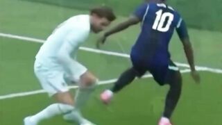 BAHKAN SEMUA SUPORTER DILAPANGAN BERTERIAK INGIN DIA KEMBALI