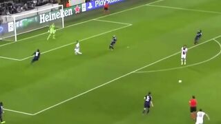 Tendangan Roket Zlatan" - Sebuah Gol Ikonik yang Menggetarkan Gawang!