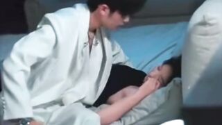 CEO lagi tergila gila dengan keindahan istrinya