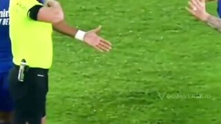 Sepak bola kadang menghadirkan momen aneh yang bikin fans cuma bisa tertawa—dan ini salah satunya.