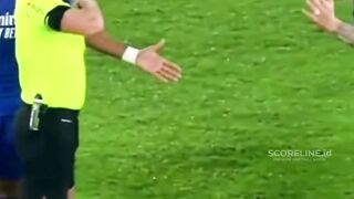 Sepak bola kadang menghadirkan momen aneh yang bikin fans cuma bisa tertawa—dan ini salah satunya. 2