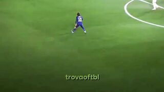 Sepak bola kadang menghadirkan momen aneh yang bikin fans cuma bisa tertawa—dan ini salah satunya. 3