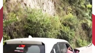 AKSES TERPUTUS! Jalan Longsor di Samosir Tak Kunjung Diperbaiki, Warga Bangun Jembatan Darurat & Tarik Biaya Rp50 Ribu