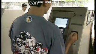 Antrian di ATM bank BCA Jakarta - 30 Mei 1998an