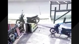 Motor nekat nyalip mobil Pertamina dan di lajur lawan sudah ada mobil putih