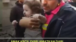 Anak Kecil Diselamatkan dari Reruntuhan Usai Serangan di Iran, Rekaman Beredar