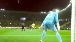 Upaya Cristiano Ronaldo untuk mencapai tonggak 1.000 gol baru-baru ini menjadi topik diskusi dan ejekan yang hangat di media sosial.