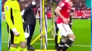 DEWASCORE - Momen Berkelas Harry Maguire