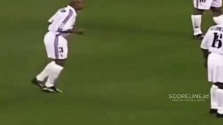 Ketika Roberto Carlos mencoba mengulangi tendangan bebas ikoniknya melawan Buffon. 2