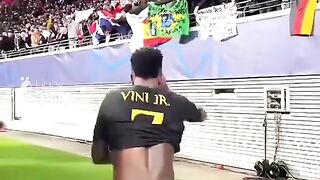 Alasan Pemain Bola Tidak Menginjak Logo Rival.????