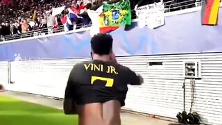 Alasan Pemain Bola Tidak Menginjak Logo Rival.???? 3