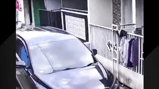 Sebuah rekaman CCTV yang memperlihatkan insiden berbahaya