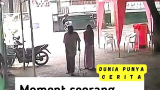 MOMENT SEORANG BAPAK YANG SELALU DIANTAR ISTRI TERCINTA UNTUK SHOLAT JUMAT