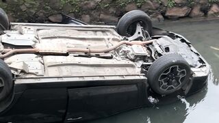 Mobil tercebur dikali puri bintaro