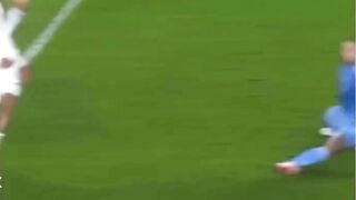 Barcelona menang, tetapi kontroversi mengepung penalti yang diberikan kepada Lewandowski.