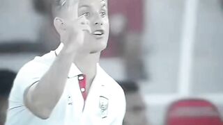 John Herdman terlihat aktif memberi arahan dari pinggir lapangan????????