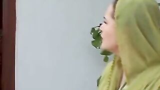 Taras gai hoon baat karne ko