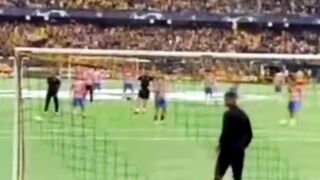 Gak cuma tendangannya yang mematikan, tapi kepeduliannya juga luar biasa ????