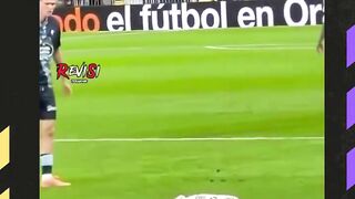 Jangan sekali-kali mencoba menghalangi tendangan Federico Valverde kalau nggak mau nyesel