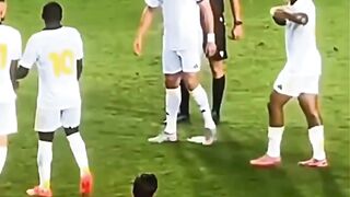 Momen lucu terjadi saat Cristiano Ronaldo jadi “korban” prank dari Sadio Mané ????